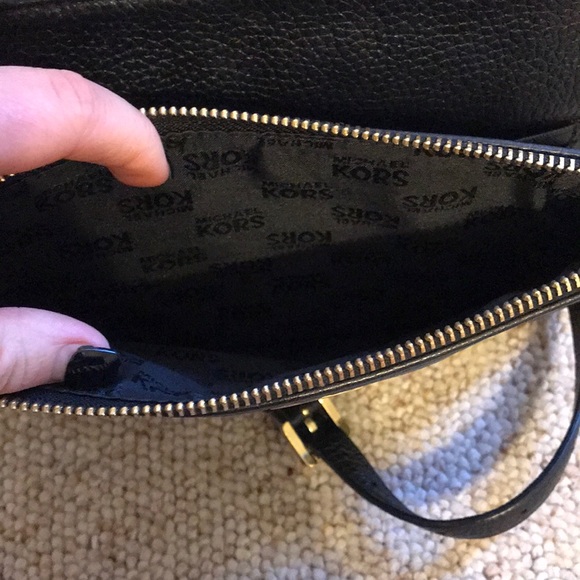 Black leather Micheal Kors Fulton Crossbody purse - Picture 4 of 6